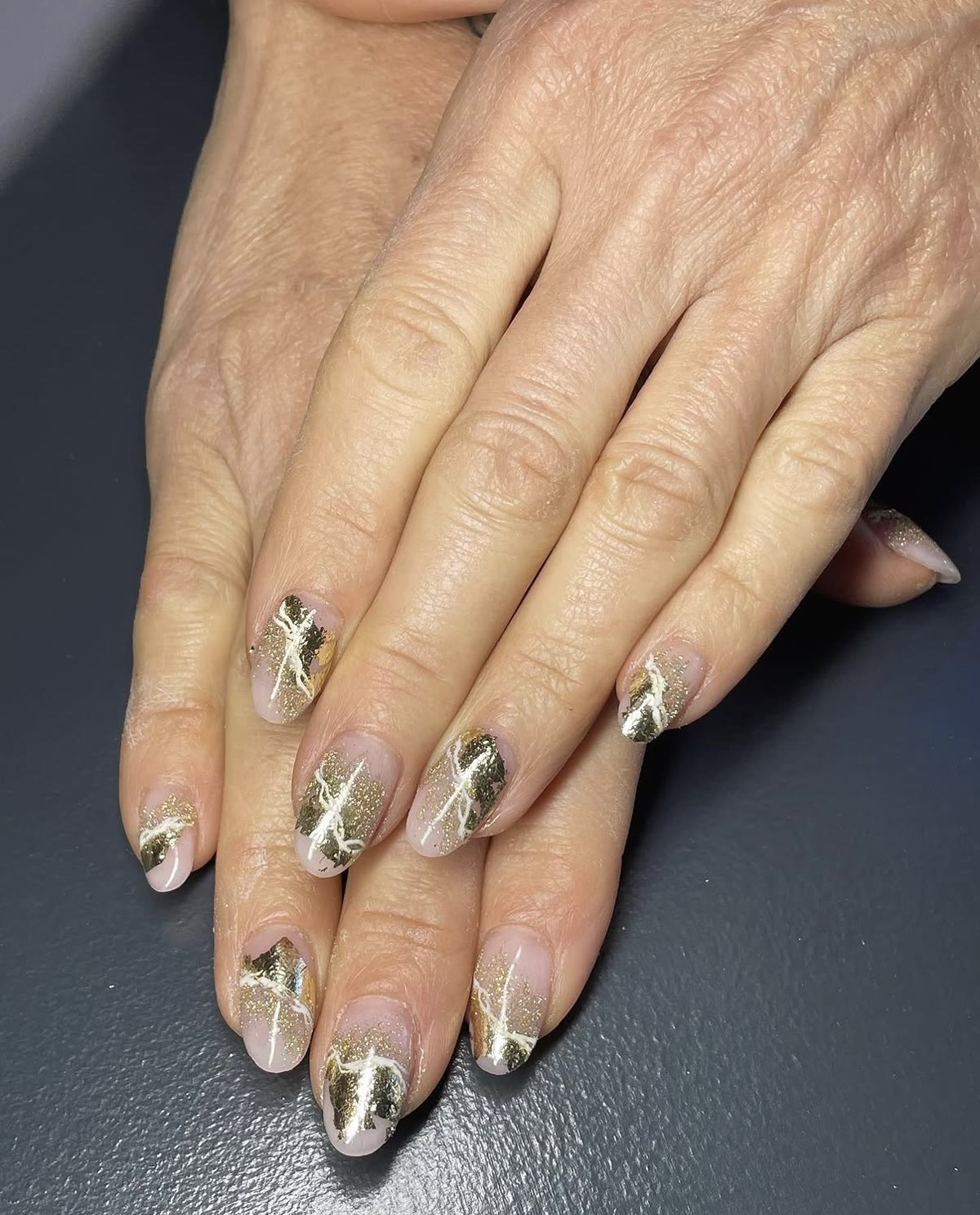 Nail art marbré doré sur base nude