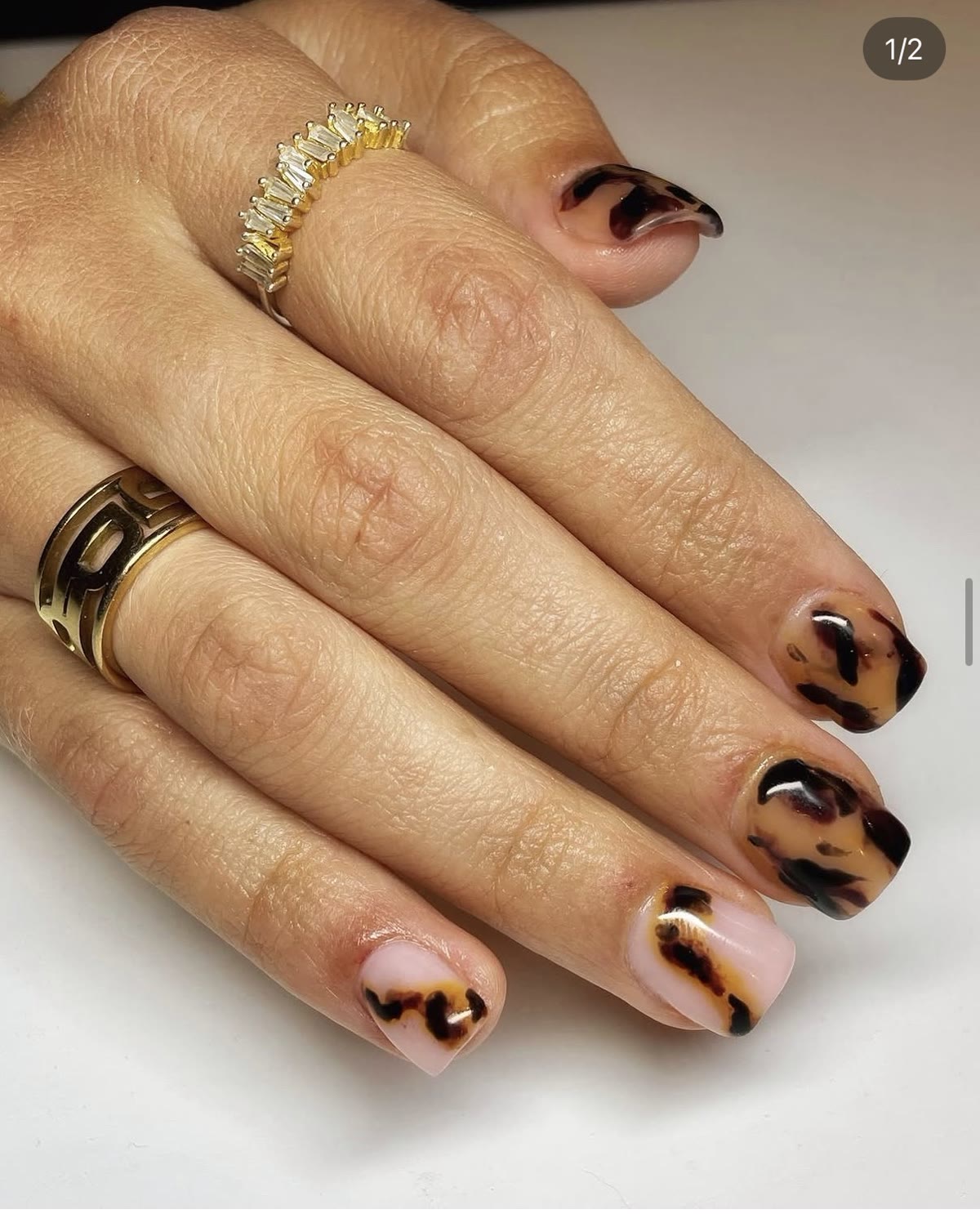 Imprimé léopard écaille sur ongles courts