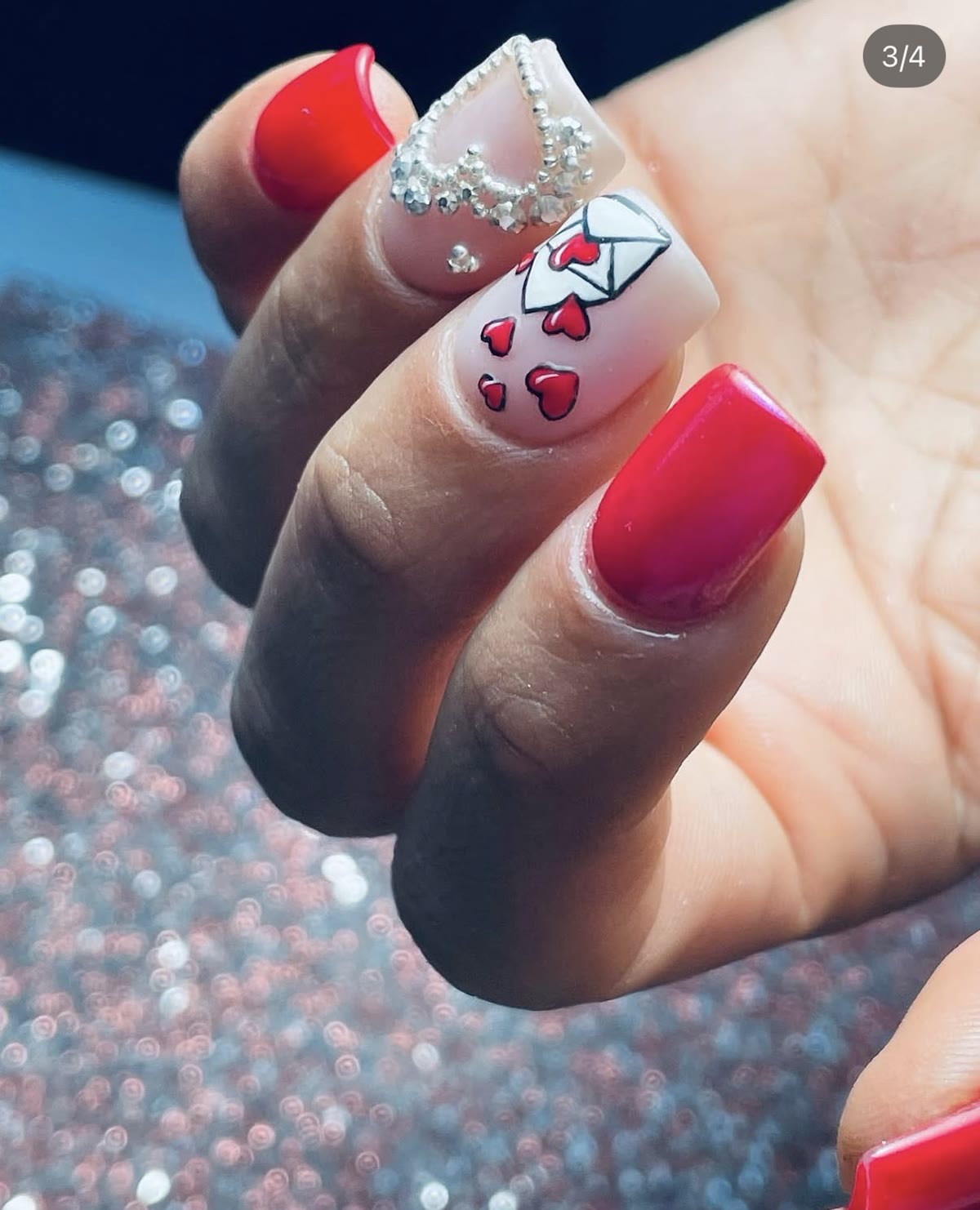 Rouge éclatant, enveloppe et cœurs, perles