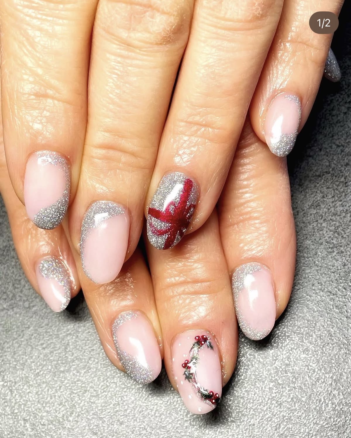 Rose poudré, paillettes argent et nœud rouge