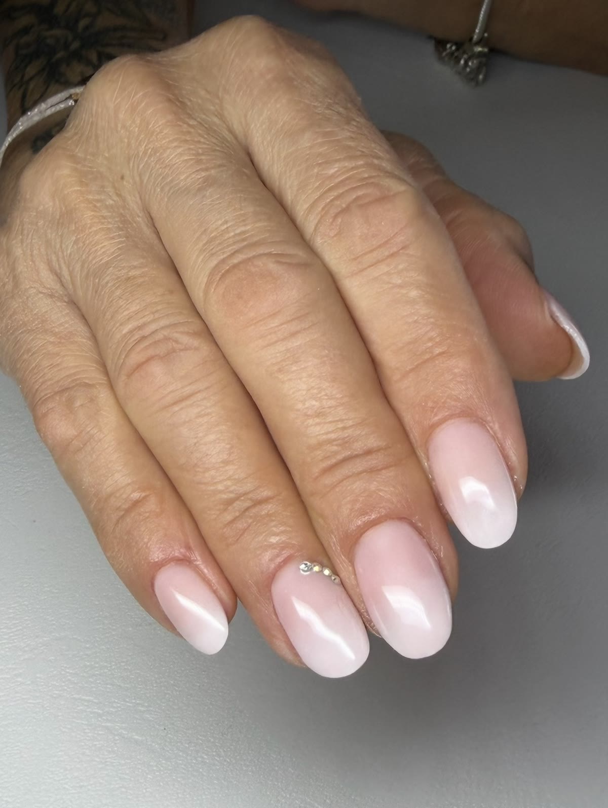 Pose baby boomer nude aux reflets rosés