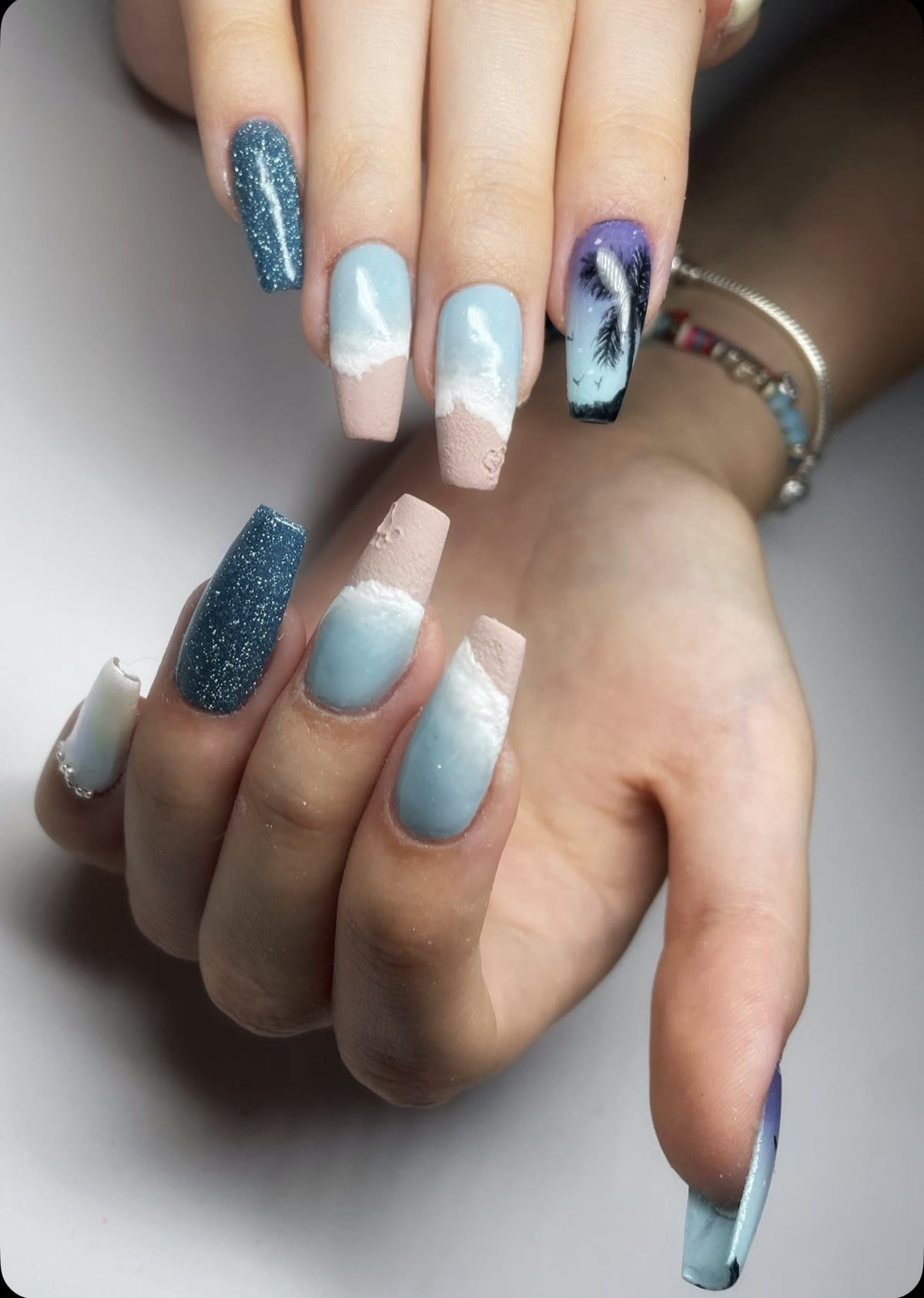 Bleu lagon, vague et palmier au coucher de soleil