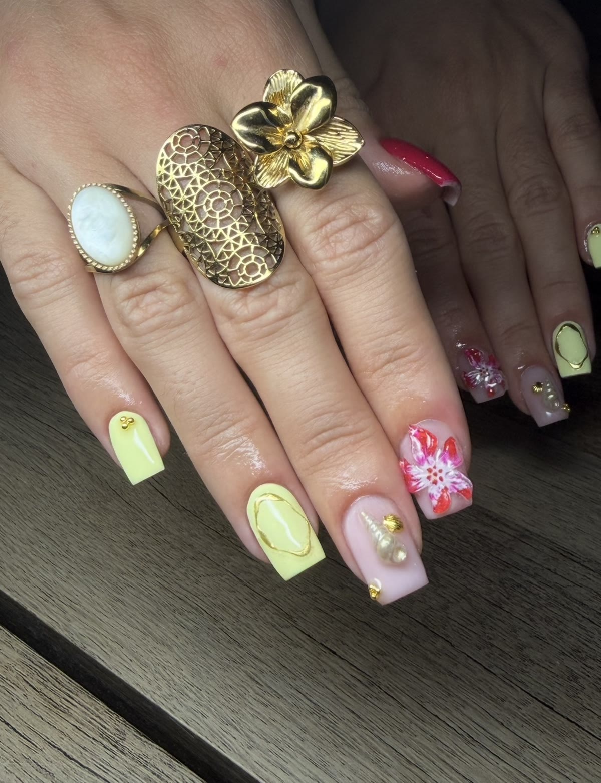 Jaune pastel, citrons et fleurs roses