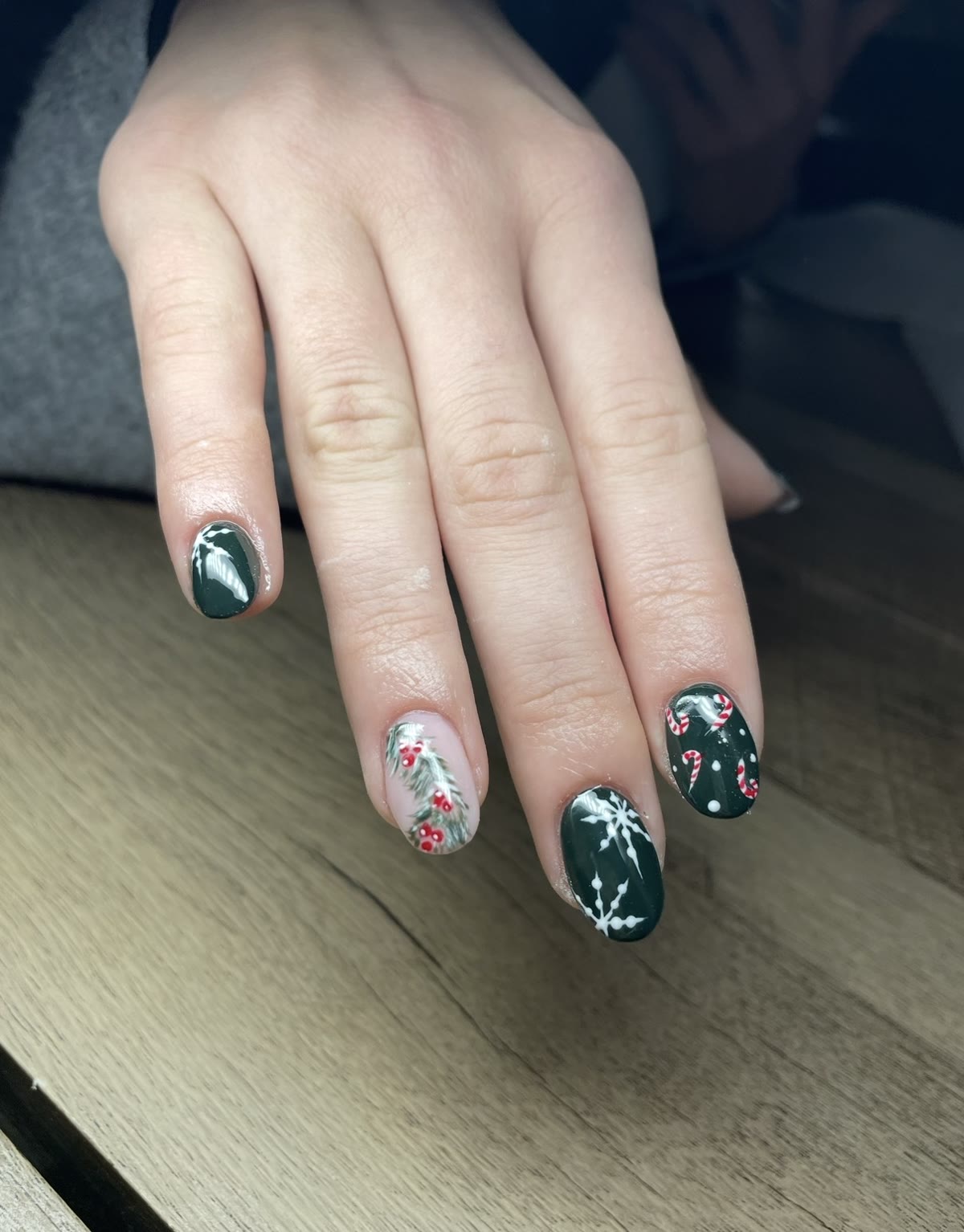 Vert sapin, flocons et guirlandes peintes