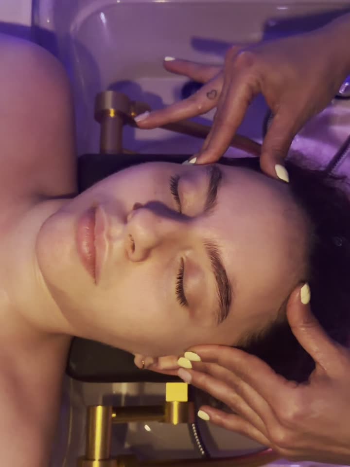 Massage du crâne au-dessus du bac lors d'un Head Spa