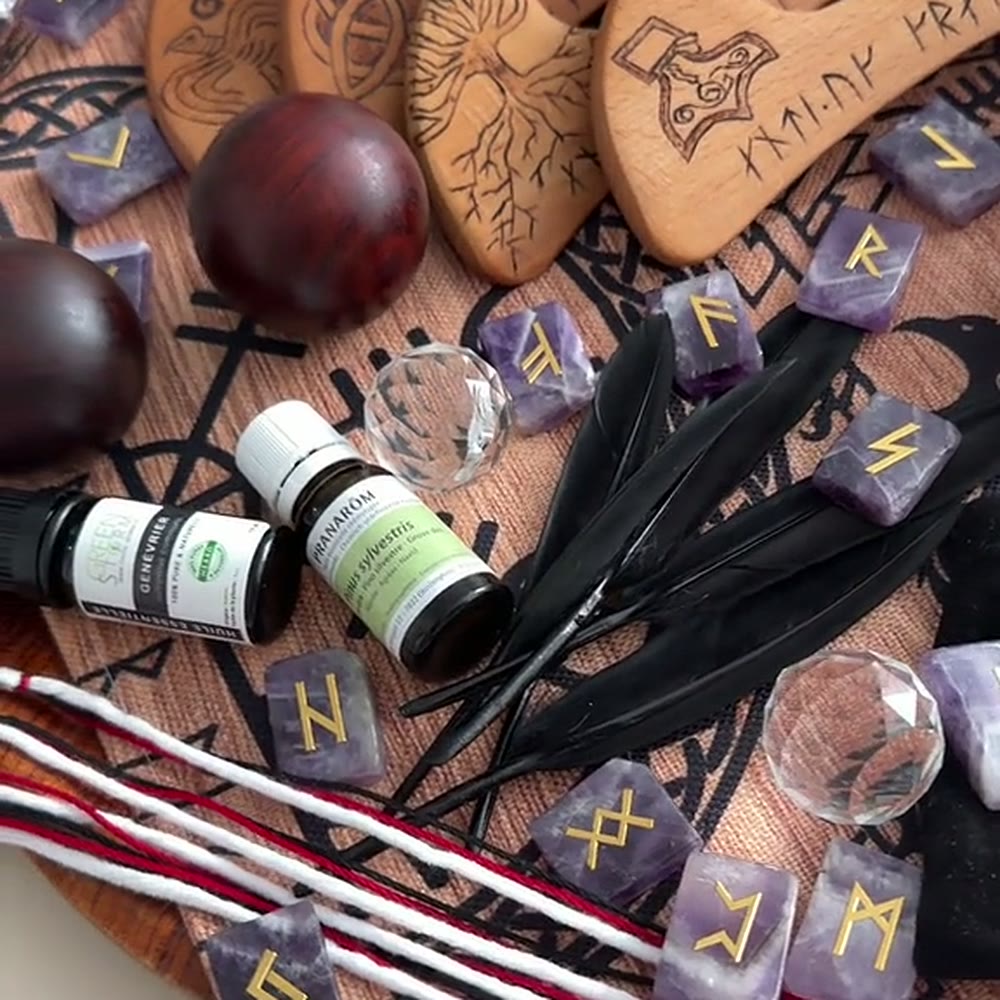 Huiles essentielles, runes d'améthyste et plumes noires