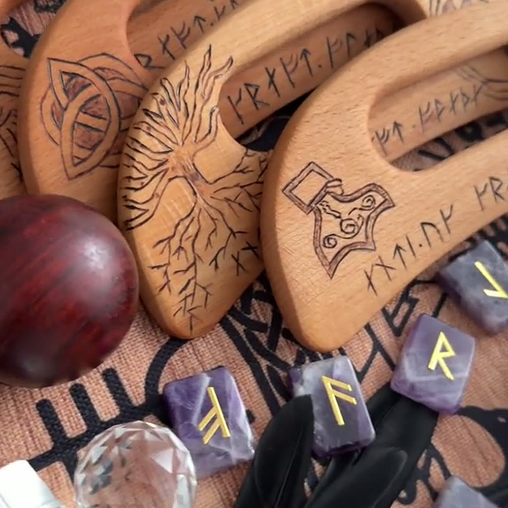 Gua sha en bois gravés de runes, boules de bouleau et runes d'améthyste
