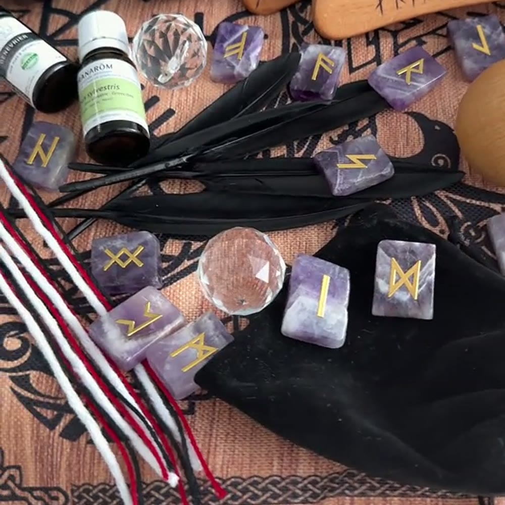 Runes d'améthyste gravées et cristal facetté sur le tapis